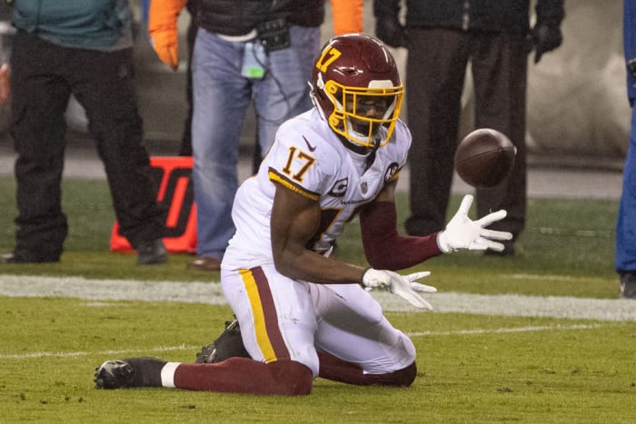 Terry McLaurin Knees © Bill Streicher 2021 Jan 3